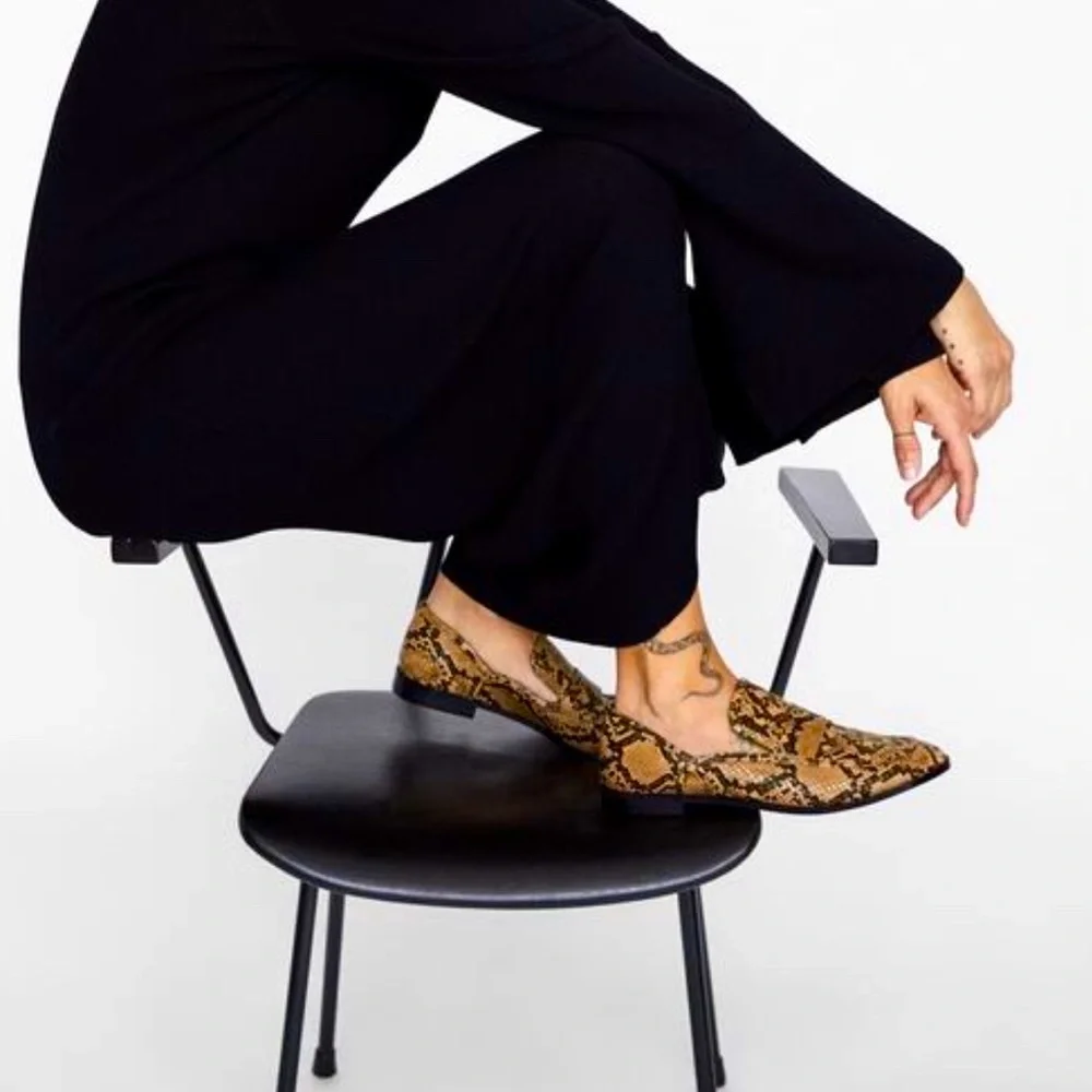 Snake-Print Pointed Toe Loafers - Brown